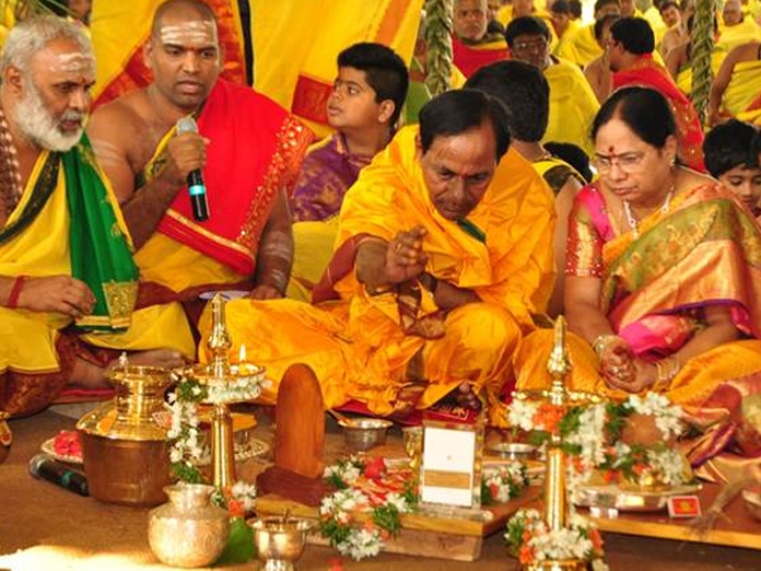 KCR performs Sahasra Chandi Yagam telangana cm kcr sahasra chandi yagam